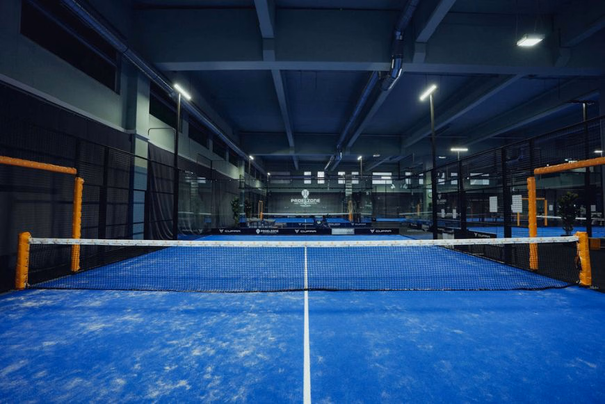 Frontalansicht eines Padelplatzes im Vienna Sporthotel