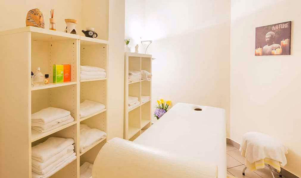 Innenansicht des Massageraums mit einem Massagetisch