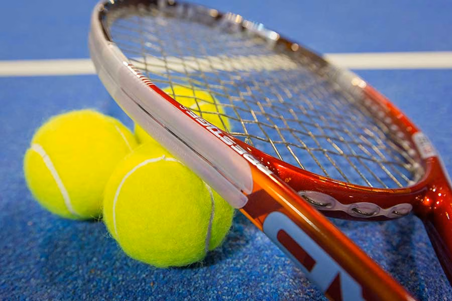 Tennisschläger und Tennisbälle